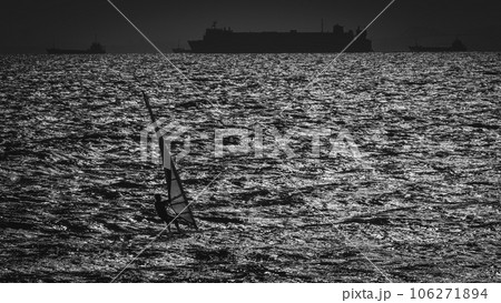 大海原へ臨むウインドサーファー 106271894