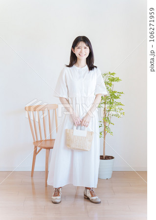 女性のファッションコーディネート全身(縦向き) 女性のファッションコーディネート全身(縦向き) 106271959