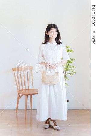 女性のファッションコーディネート全身（縦向き） 106271962