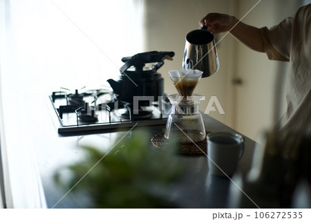 ハンドドリップで淹れるコーヒー 106272535