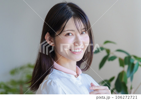 首にクールリングをつけた女性(夏・熱中症対策) 首にクールリングをつけた女性(夏・熱中症対策) 106272721