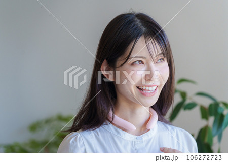 首にクールリングをつけた女性（夏・熱中症対策） 106272723