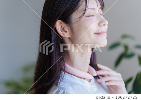 首にクールリングをつけた女性（夏・熱中症対策） 106272725