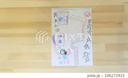 子供が描いたマイホームの絵 106272925