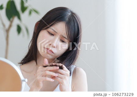 ダメージヘアに悩むミドル女性（枝毛・切れ毛） 106273229