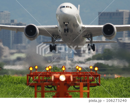 誘導灯が光る中、離陸してくる旅客機 誘導灯が光る中、離陸してくる旅客機 106273240
