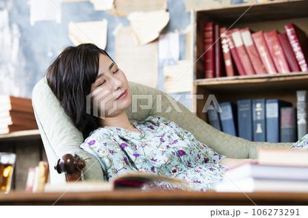 昼寝をする若い女性 昼寝をする若い女性 106273291