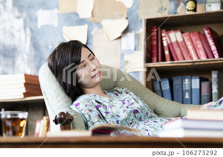 昼寝をする若い女性 106273292