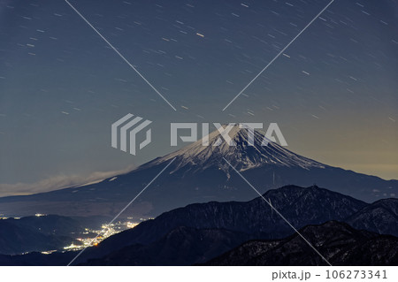 雁ヶ腹摺山から見る月明かりの富士山 雁ヶ腹摺山から見る月明かりの富士山 106273341