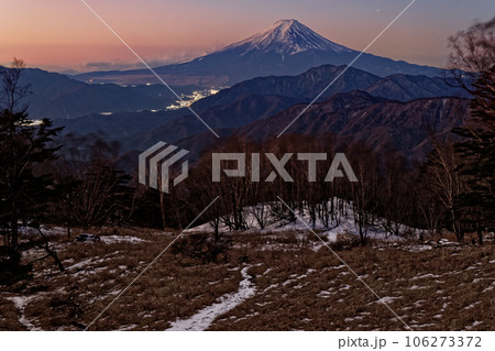 雁ヶ腹摺山から見る黎明の富士山 106273372