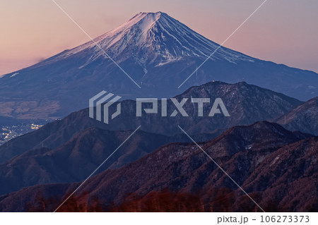 雁ヶ腹摺山から見る黎明の富士山 106273373
