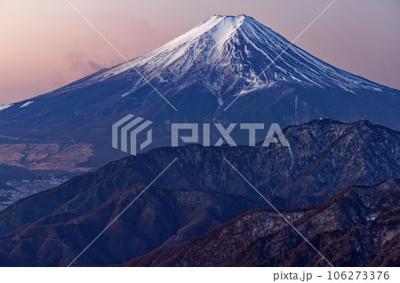 雁ヶ腹摺山から見る黎明の富士山 106273376