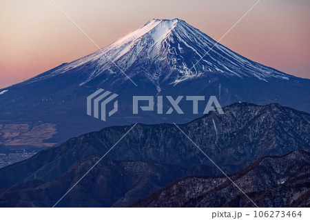 雁ヶ腹摺山から見る朝焼けの富士山 雁ヶ腹摺山から見る朝焼けの富士山 106273464
