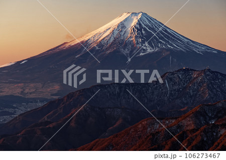 雁ヶ腹摺山から見る朝焼けの富士山 106273467