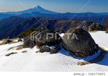 冬の大菩薩連嶺・白谷ノ丸から見る富士山 冬の大菩薩連嶺・白谷ノ丸から見る富士山 106273605