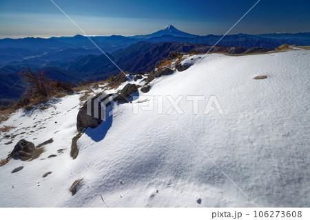 冬の大菩薩連嶺・白谷ノ丸から見る富士山 冬の大菩薩連嶺・白谷ノ丸から見る富士山 106273608