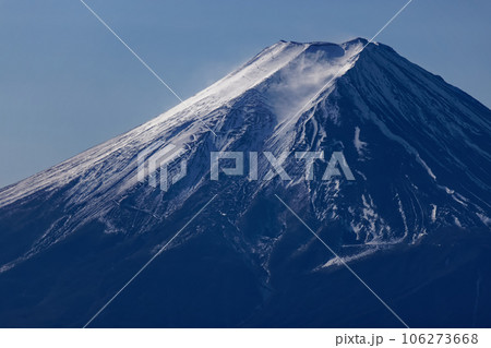 大菩薩連嶺・白谷ノ丸から見る雪煙上がる富士山 106273668