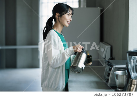 おしゃれなキッチンでコーヒーを淹れる女性 106273787