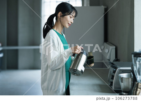 おしゃれなキッチンでコーヒーを淹れる女性 106273788