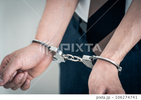 逮捕で手錠をかけられる男性 逮捕で手錠をかけられる男性 106274741