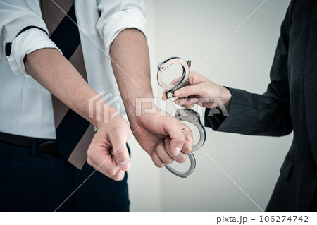 逮捕で手錠をかけられる男性 逮捕で手錠をかけられる男性 106274742
