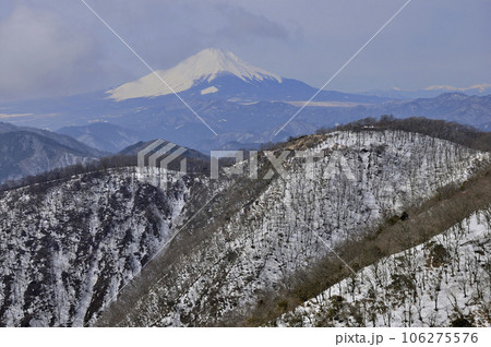 雪の丹沢山地　鍋割山稜の小丸より望む富士山と鍋割山 106275576