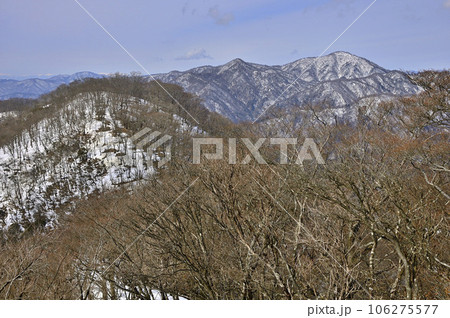 雪の丹沢山地　鍋割山稜の小丸より望む西丹沢 106275577