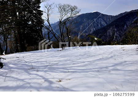 冬の丹沢　鍋割山より雪頭を覗かせる富士山 106275599