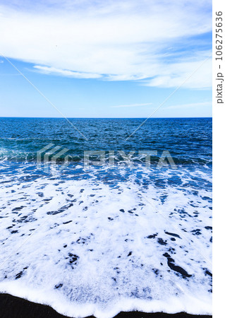 寂しげな夏の終わりのオホーツクの海岸に打ち寄せる波 106275636