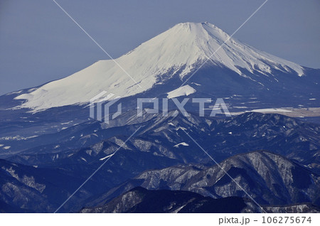 冬の塔ノ岳山頂より望む雪化粧した富士山 106275674