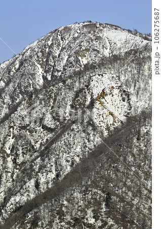 冬の丹沢山地 塔ノ岳山頂より雪化粧の蛭ヶ岳を望む 冬の丹沢山地 塔ノ岳山頂より雪化粧の蛭ヶ岳を望む 106275687