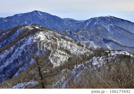 冬の丹沢山地 塔ノ岳山頂より雪化粧の大山と表尾根を望む 冬の丹沢山地 塔ノ岳山頂より雪化粧の大山と表尾根を望む 106275692