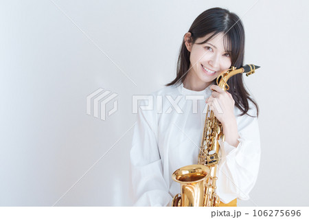 サックスを持つ女性 106275696