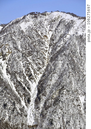 雪の丹沢山地 厳冬の塔ノ岳山頂より望む不動ノ峰 雪の丹沢山地 厳冬の塔ノ岳山頂より望む不動ノ峰 106275697