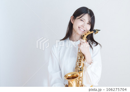 サックスを持つ女性 106275704