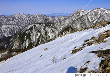 厳冬の丹沢山地　雪の塔ノ岳山頂より望む西丹沢と丹沢主脈 106275705