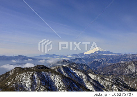 丹沢の塔ノ岳山頂より 厳冬の山地と富士山 コピースペースの写真素材