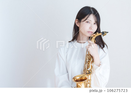 サックスを持つ女性 106275723