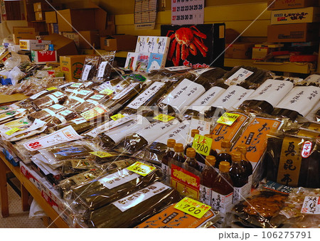北海道、函館自由市場の店舗、店に並ぶ名産の真昆布、早煮昆布 106275791