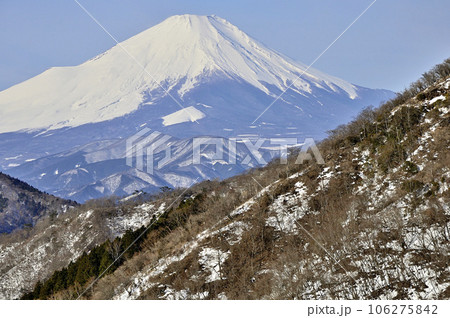 真冬の富士山 丹沢の塔ノ岳 大倉尾根より望むの写真素材 [106275842