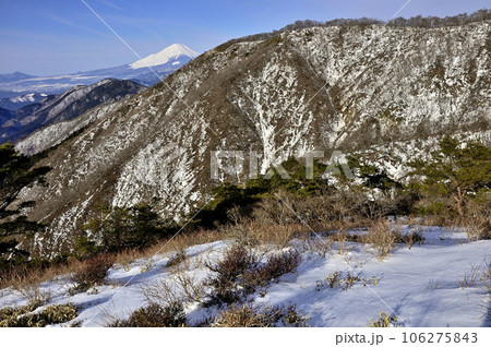 冬の富士山と丹沢山地　塔ノ岳の大倉尾根より望む 106275843