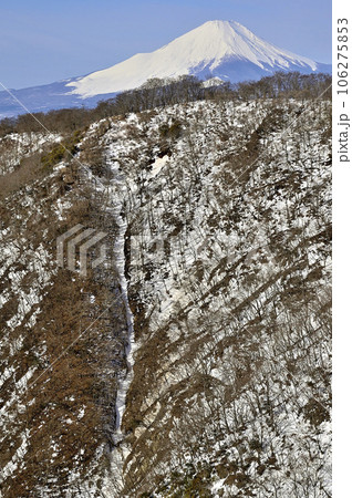 雪化粧の丹沢山地と富士山 塔ノ岳の大倉尾根より望むの写真素材