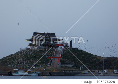 日没後の蕪島神社（青森県八戸市蕪島） 106276020