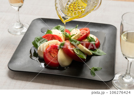 カプレーゼ 自然光 ワイン 106276424