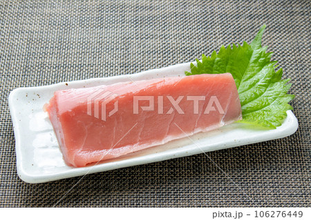 鮪(メバチマグロ)のサク。 106276449