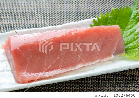 鮪(メバチマグロ)のサク。 106276450