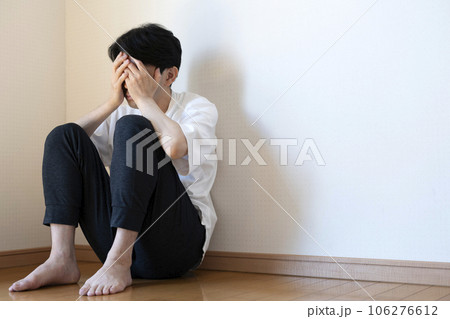 悩むミドル男性 鬱病 落ち込む 悩むミドル男性 鬱病 落ち込む 106276612