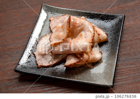 フライパンで焼いた薄切りベーコン フライパンで焼いた薄切りベーコン 106276836