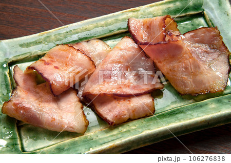 フライパンで焼いた薄切りベーコン 106276838