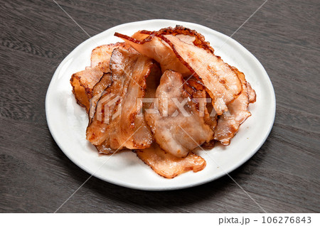 フライパンで焼いた薄切りベーコン 106276843